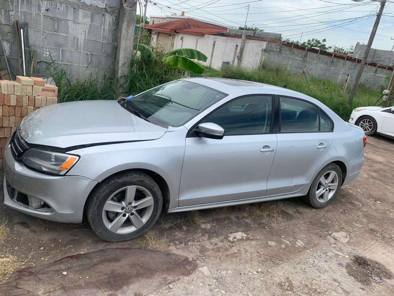 A punta de pistola se roban un vehículo en Tecamachalco