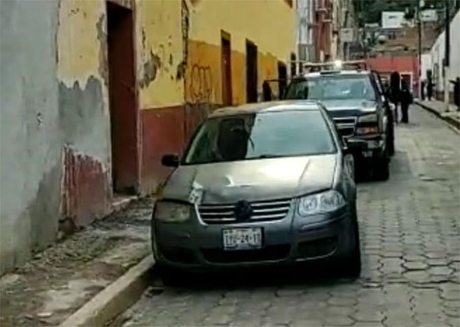 Persigue policía a ladrones de Coppel Atlixco y hallan auto en el que huyeron