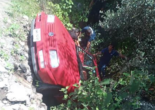 Cae vehículo de puente en Huejotzingo