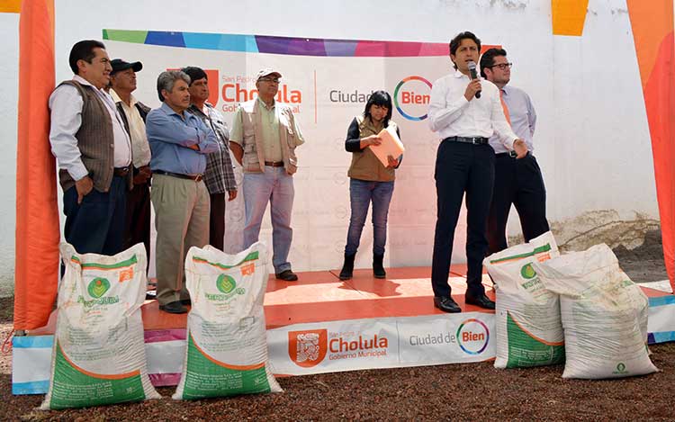 Entrega José Juan Espinosa fertilizante en Tecamac