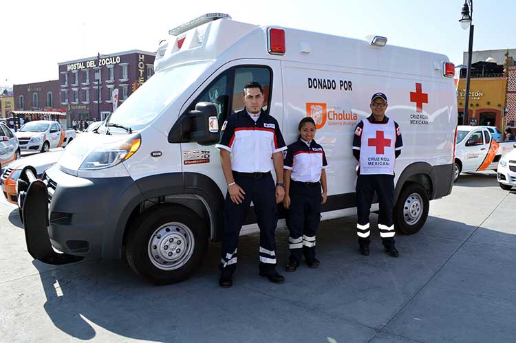 Entregan ambulancias, patrullas y vehículos a juntas en San Pedro  