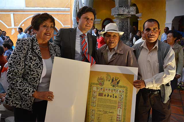 Entrega Cabildo copia de Cédula Real de Cholula a abuelitos