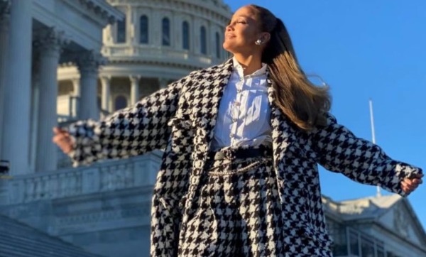 VIDEO JLO recita juramento de lealtad ante Biden en español