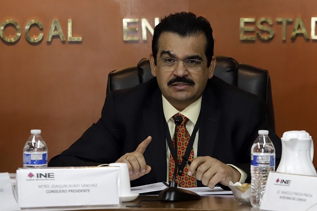 Partidos reclutan a funcionarios del INE como sus representantes