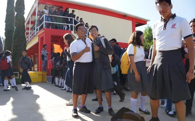 En Puebla, alumnos podrán elegir entre falda o pantalón