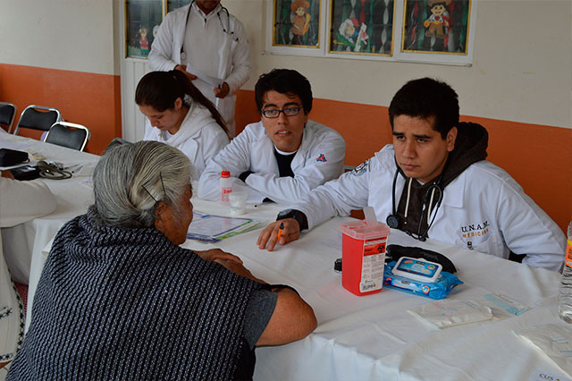 Universitarios realizan jornadas médicas en San Pedro Cholula