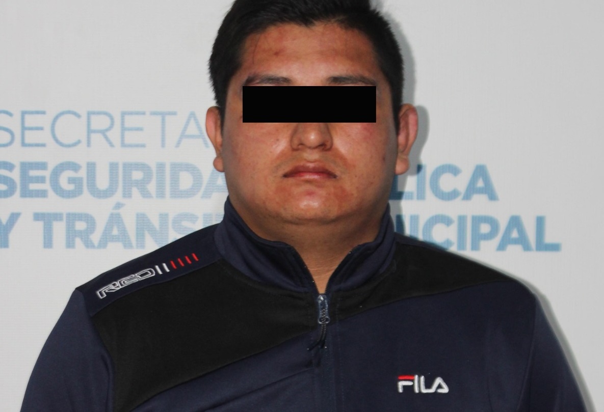 Lo agarran por ingerir alcohol y le encuentran dos armas