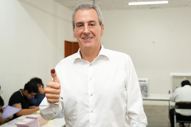 José Chedraui emite su voto e invita a poblanos a celebrar la democracia