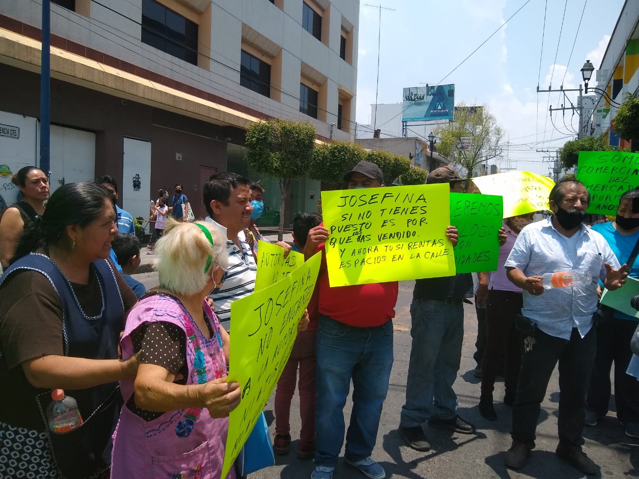 Locatarios y colonos pelean en Tehuacán por la apertura de vialidad