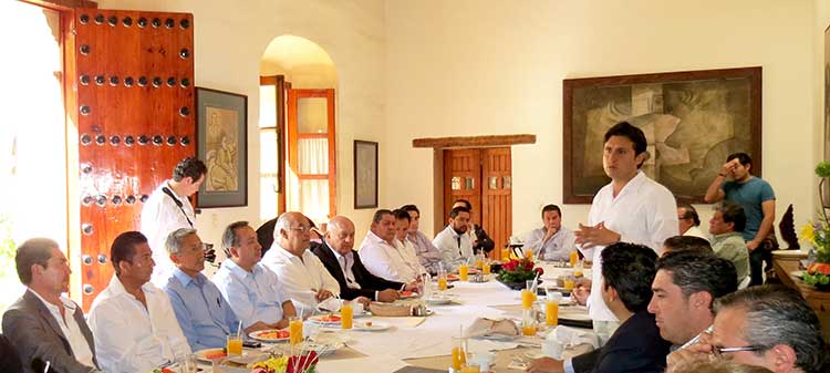 José Juan Espinosa reúne a empresarios de Cholula