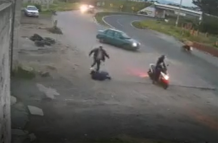 VIDEO Asaltan y golpean a joven en San Salvador El Verde