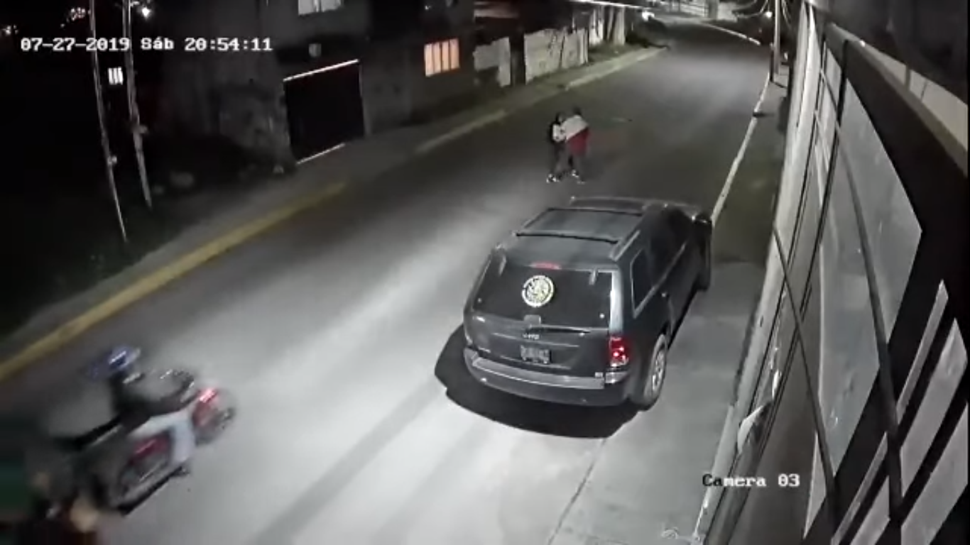 VIDEO Joven es salvada por mototaxista de ser secuestrada