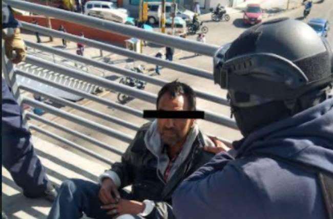 Policías evitan que hombre se lanzara de un puente en Texmelucan