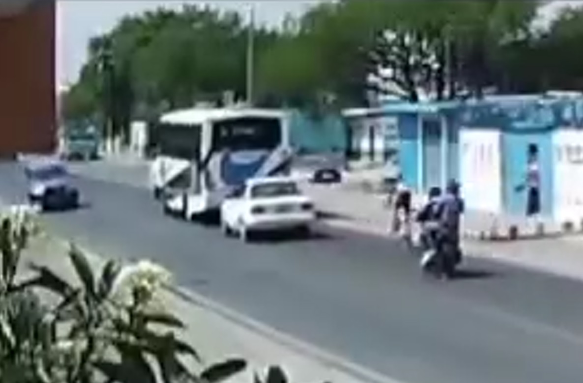 VIDEO Grave, pasajera que fue embestida por ciclista en Molcaxac