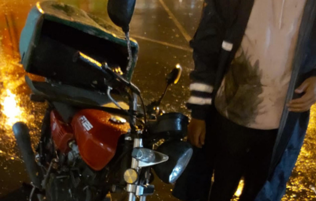 Joven repartidor de pizzas sufre accidente por lluvia y basura del tianguis de Atlixco