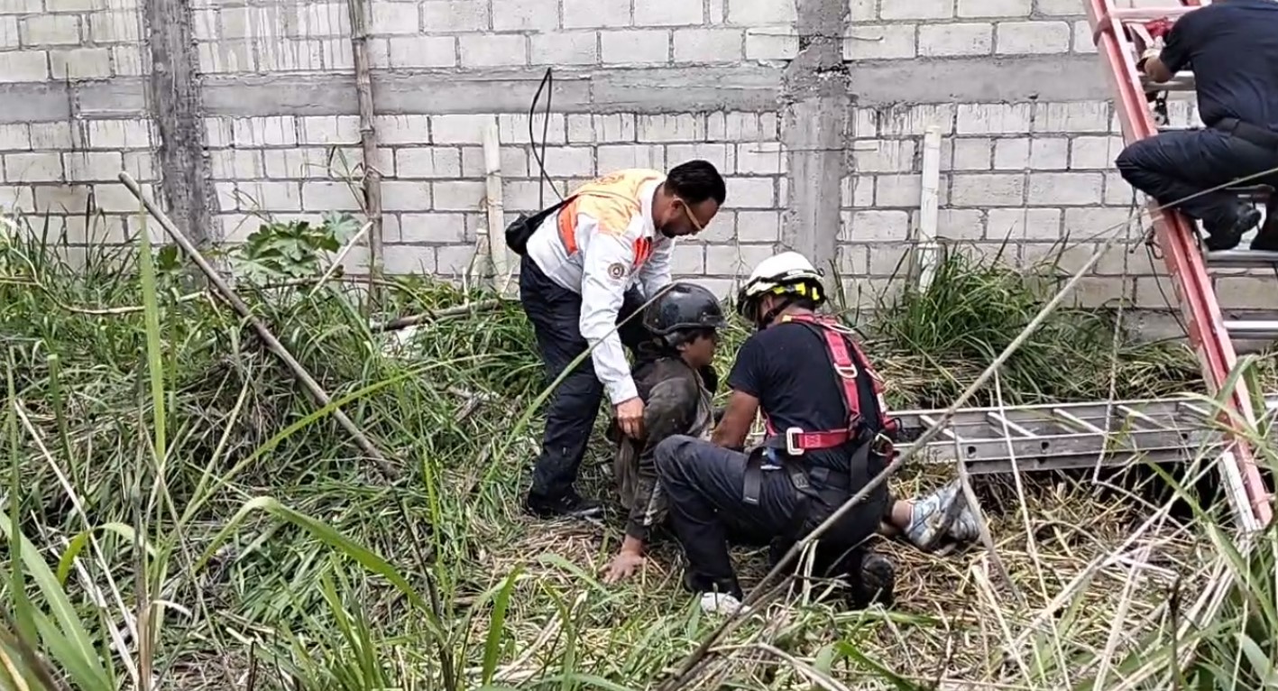 Masculino es rescatado tras caer a un pozo en La Magdalena en Izúcar