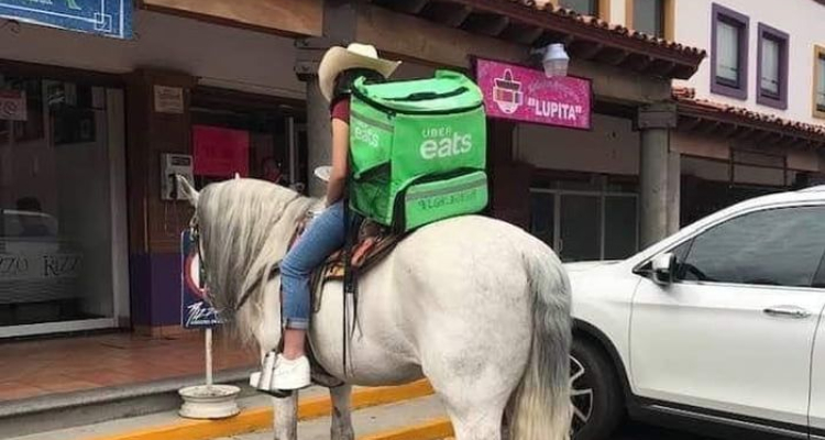 A caballo, reparte pedidos de Uber Eats y se vuelve viral