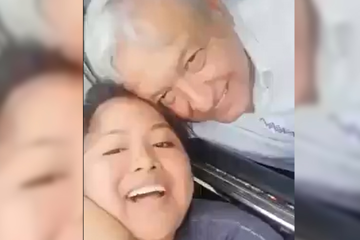 VIDEO No te olvides de la beca viejo, le dice joven a AMLO