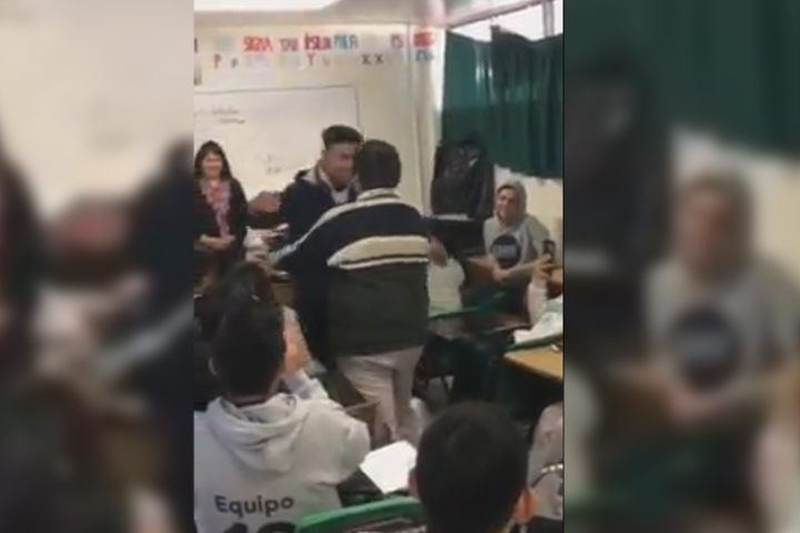 VIDEO Joven que estudia y trabaja recibe gran detalle de sus compañeros