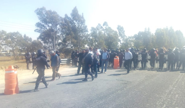 Cierran federal México-Puebla en protesta por obra del colector industrial