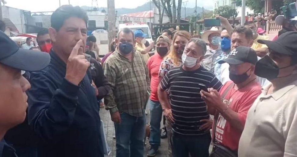 A mentadas y golpes, reclaman a edil de Juan Galindo falta de servicios
