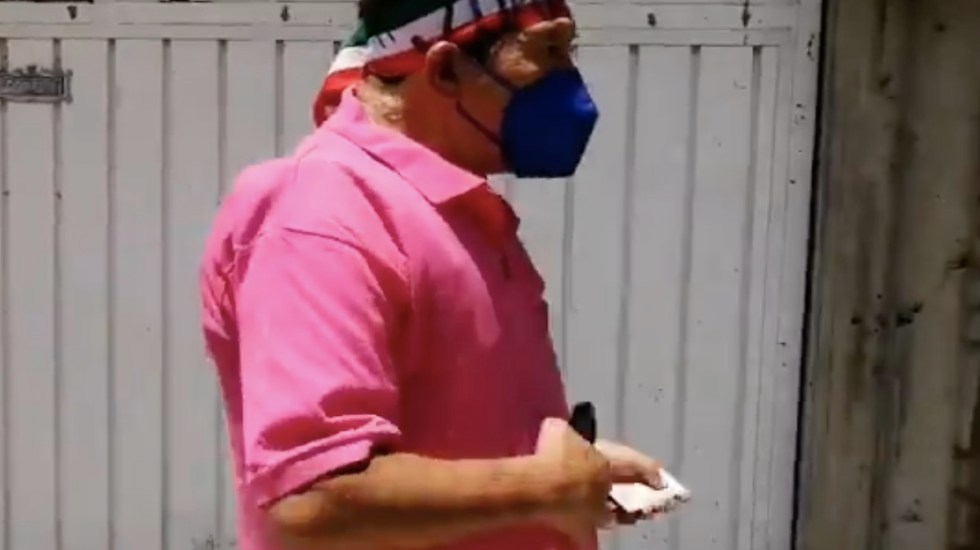 VIDEO Con chaleco antibalas, así llegó este candidato a la casilla