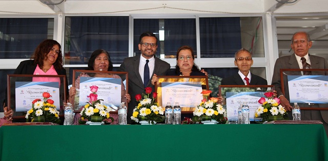 Ayuntamiento de Xicotepec reconoce labor de profesores jubilados