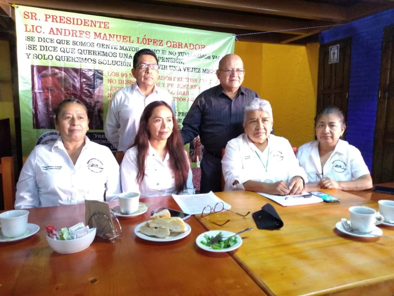 Jubilados y pensionados del IMSS exigen sus ahorros de cesantía 