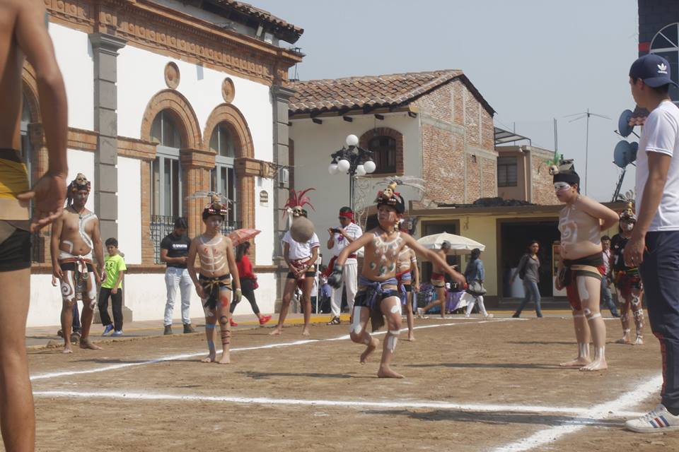 Sumidos en inseguridad, luchan por rescatar juego de pelota en Yehualtepec