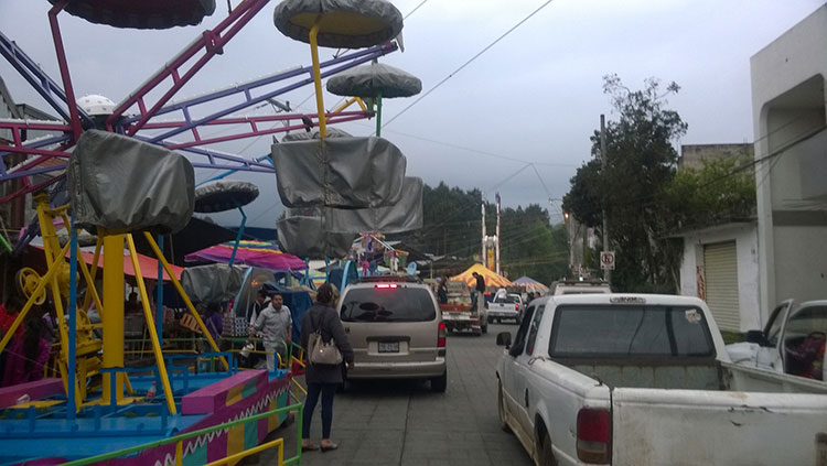 Instalación de juegos ocasiona problemas viales en Huauchinango