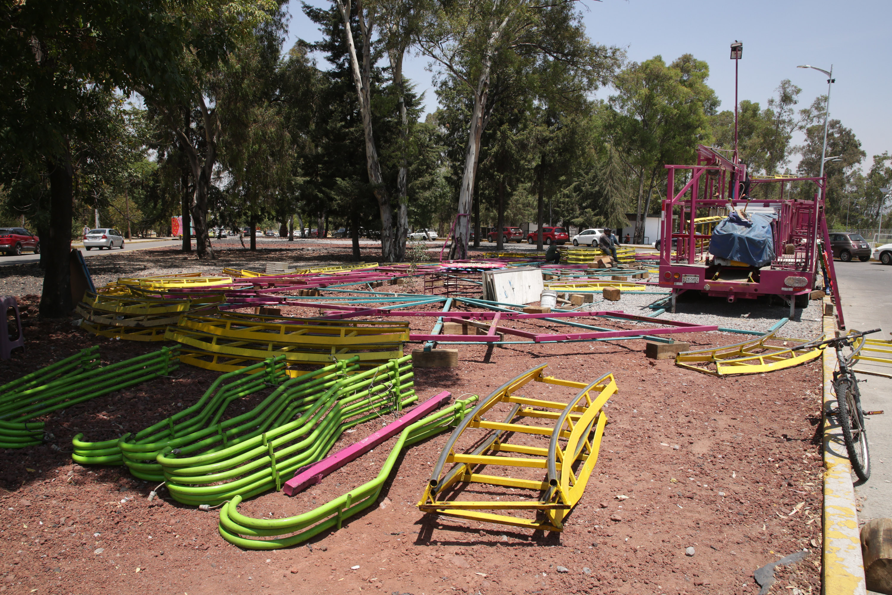 Instalan juegos mecánicos en la Feria de Puebla