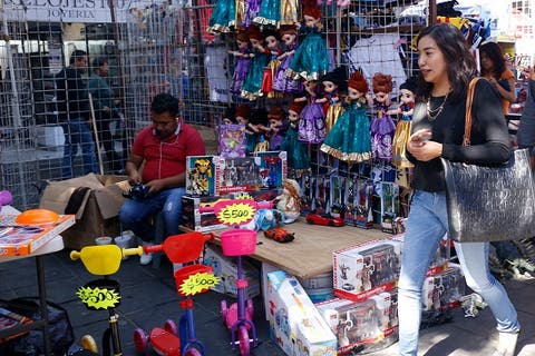 Ambulantes y establecidos violan decreto y comienzan con venta de juguetes en Puebla