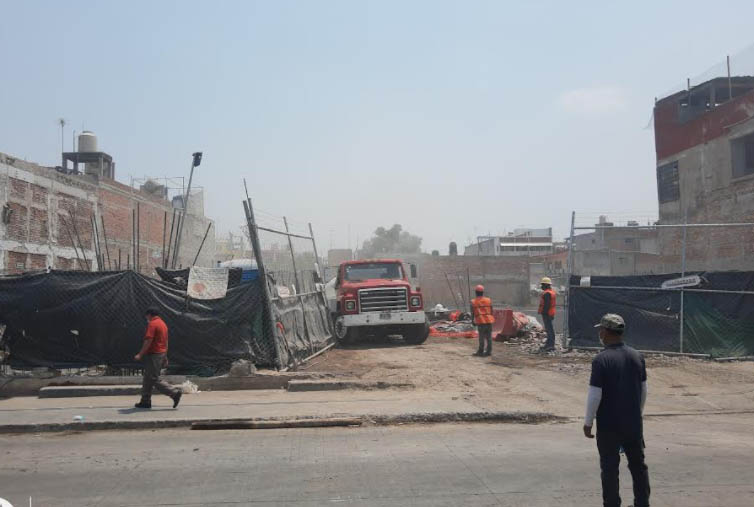 Vecinos de Texmelucan bloquean paso a camiones de la obra Plaza Santa Julia