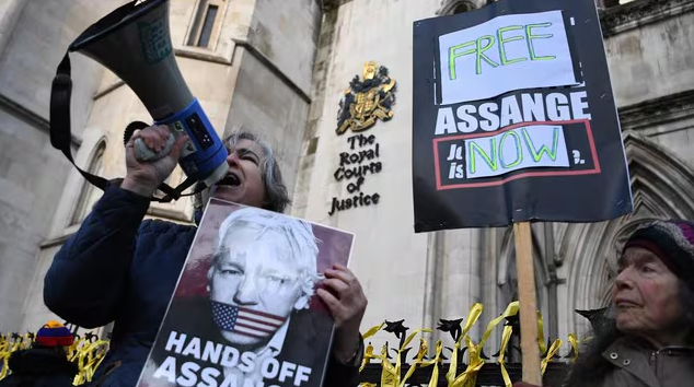 El periodismo le debe un contundente frente común a Julian Assange