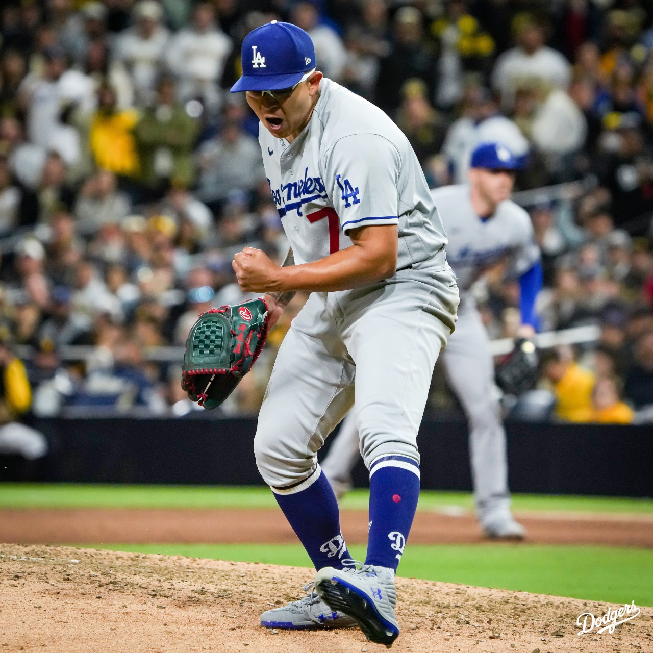 Primera victoria para Julio Urías