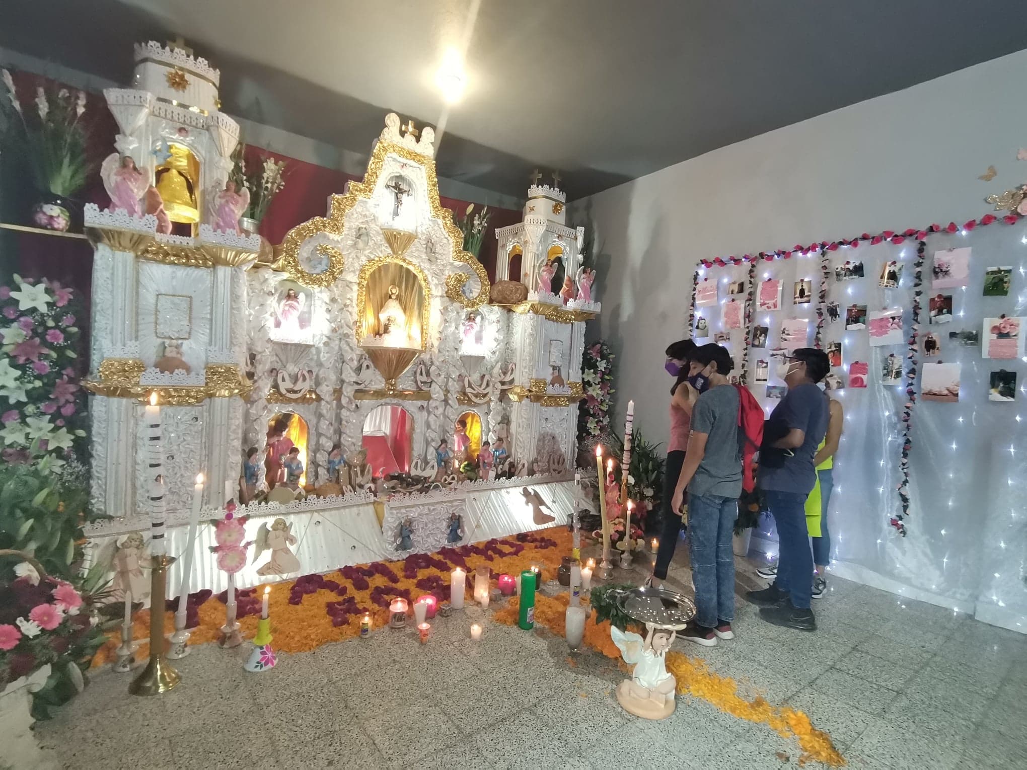 Monumental ofrenda de Huaquechula simula a la iglesia de la virgen de Juquila  