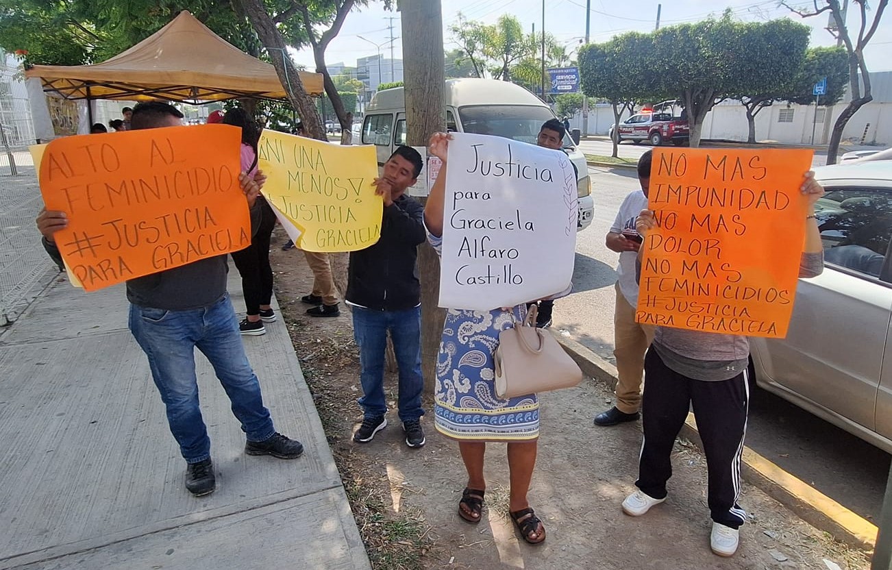 Familiares de Graciela Alfaro, navajeada por su pareja en Tehuacán, exigen justicia