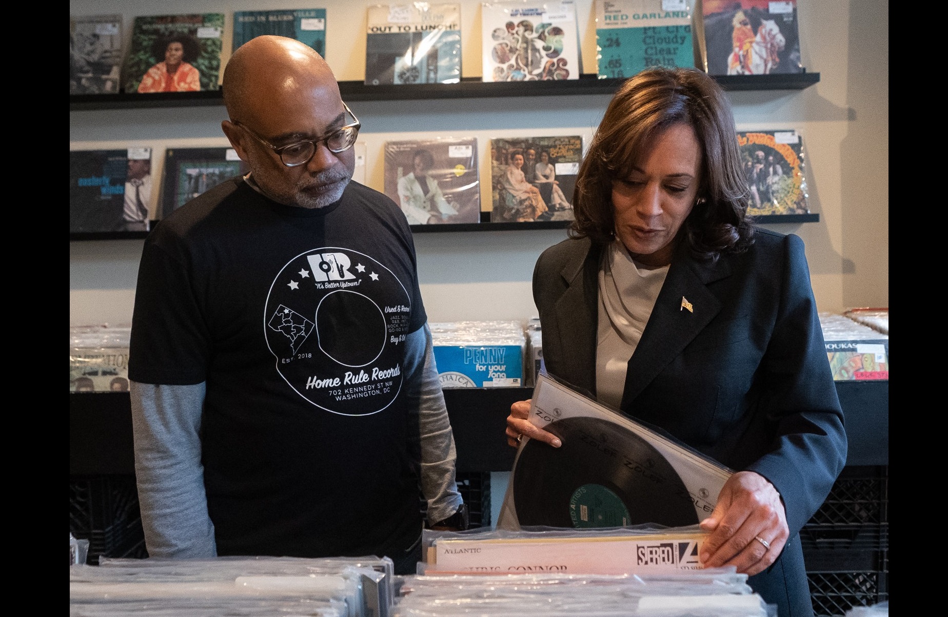 Tunden en redes a Kamala Harris por hablar de reducir la población