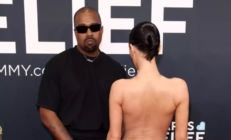 Kanye West y su esposa son expulsados de alfombra roja en los Grammy 2025