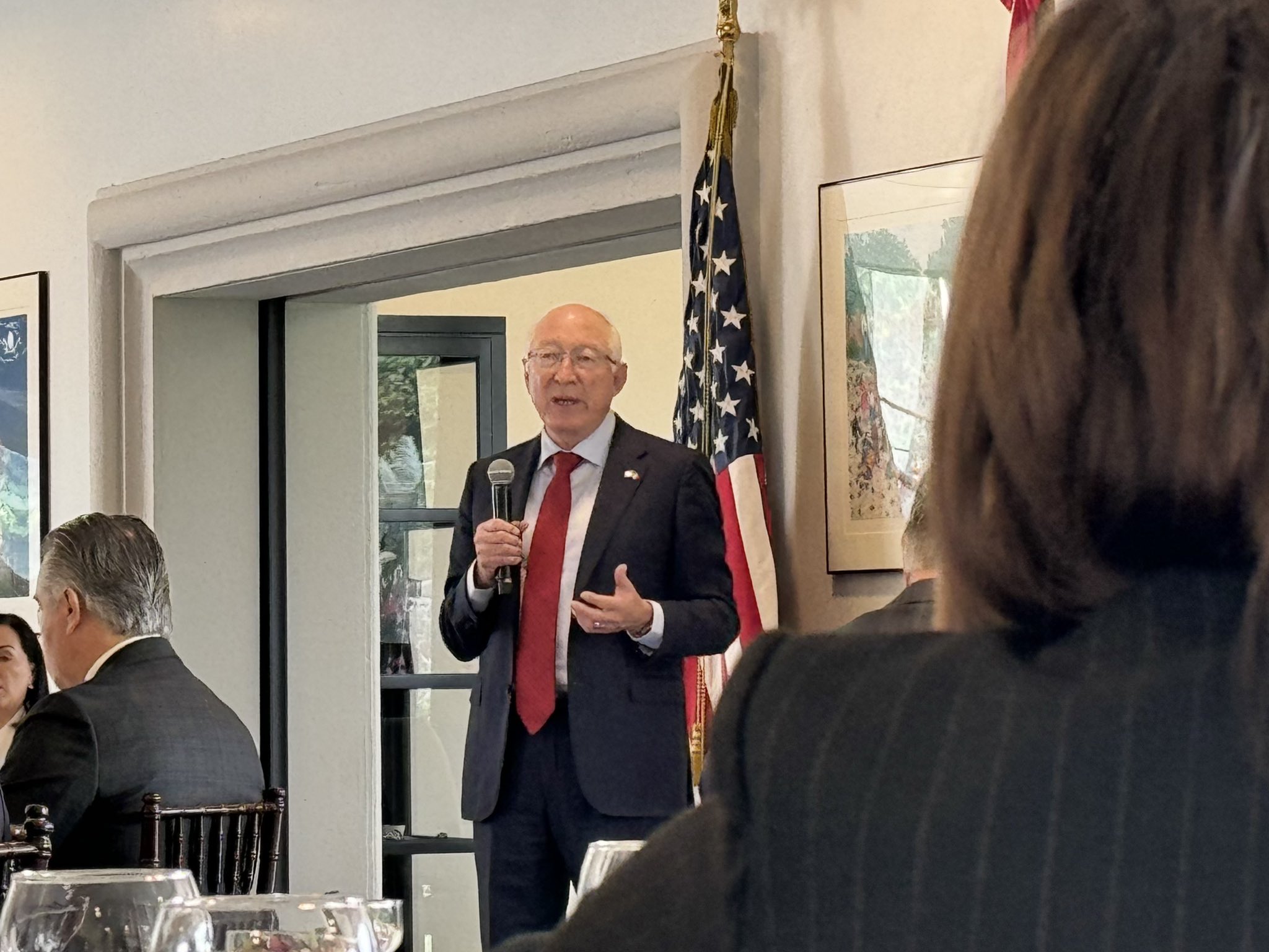 Ken Salazar, embajador de EU en México, da positivo a Covid-19