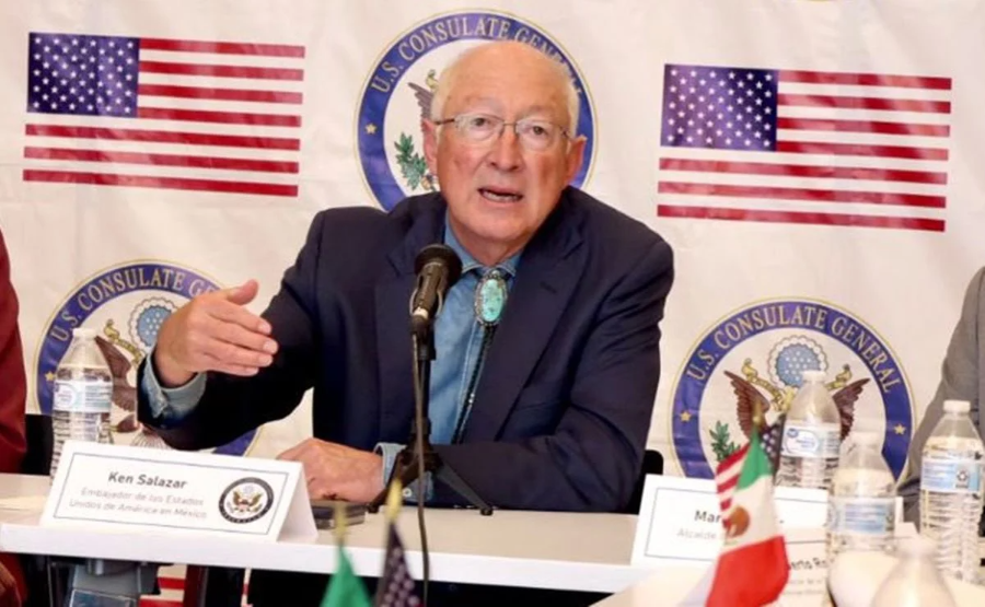 Ken Salazar con marcaje persona de la Sedena