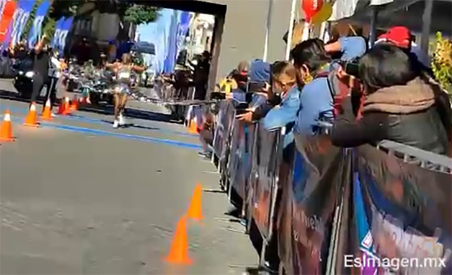 VIDEO Rodgers Ondati de Kenia gana el Maraton Puebla 2021 