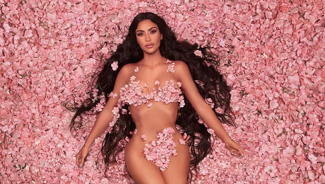 Kim Kardashian comparte foto con diminuto bikini