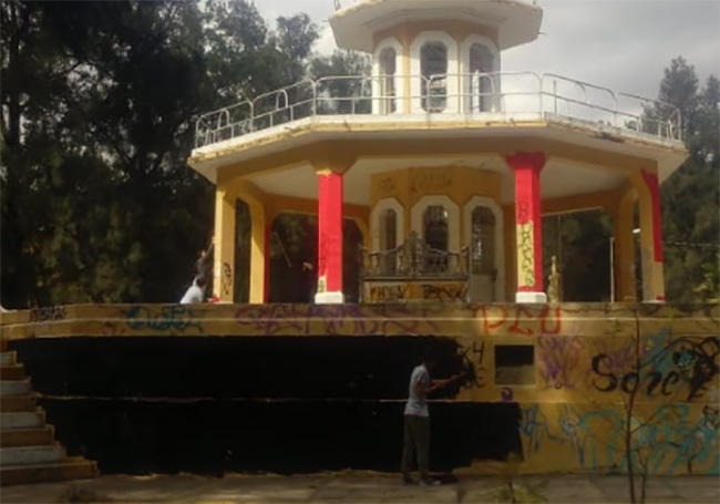 Causa polémica en Atlixco pinta de kiosco histórico