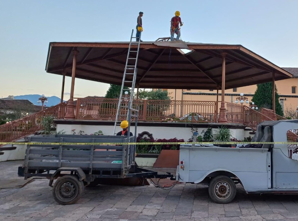 Retiran Kiosco en Zacatlán para dar mantenimiento y preparar “Mi pueblito navideño” 