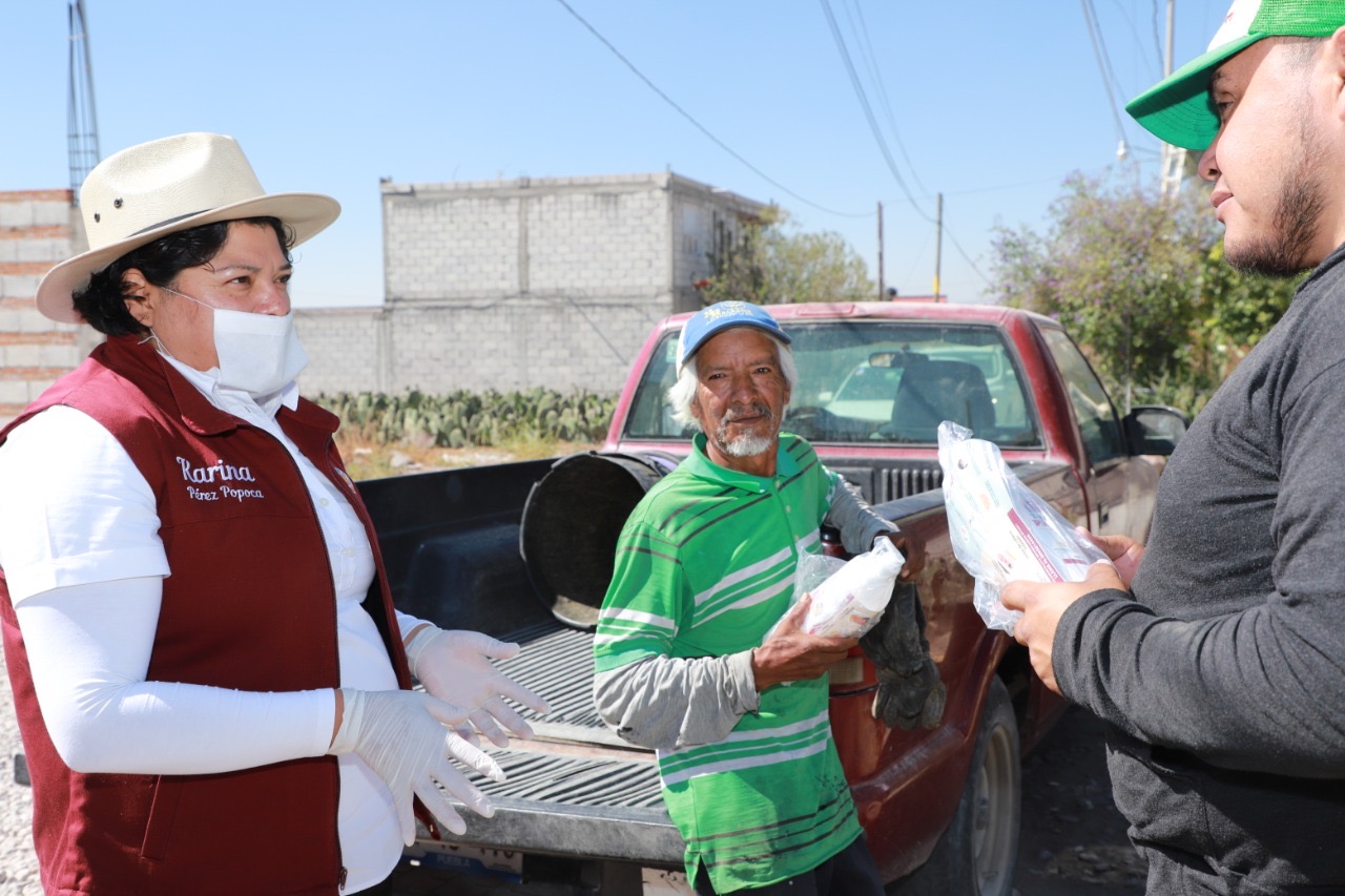 Karina Pérez Popoca entrega kits de prevención en juntas auxiliares 