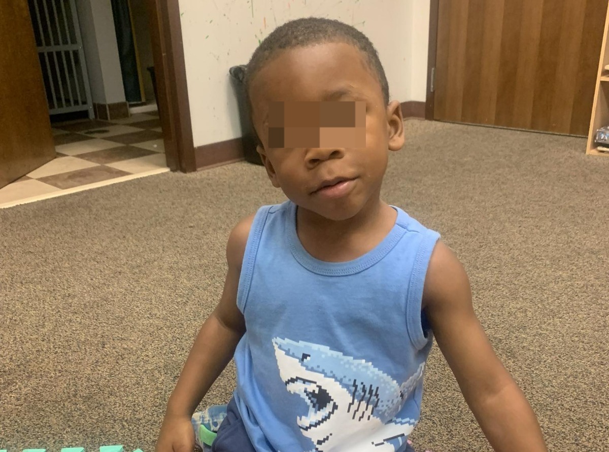 Niño muere en Alabama tras ser dejado en un auto de protección infantil