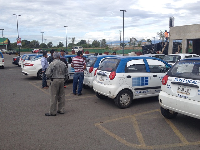 Protestan taxistas de Cuautlancingo por competencia de piratas