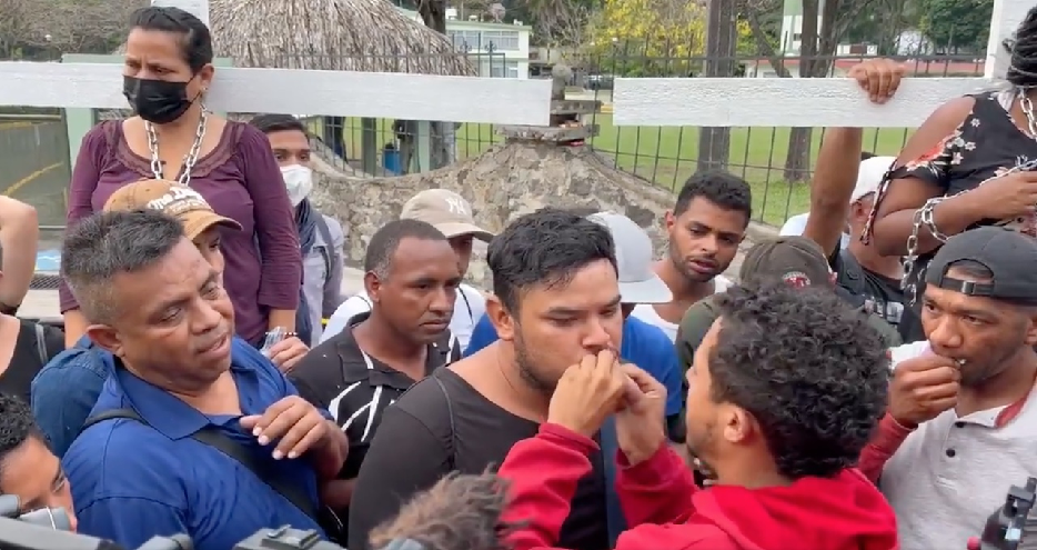 Migrantes nuevamente se cosen los labios y piden a INM ser atendidos