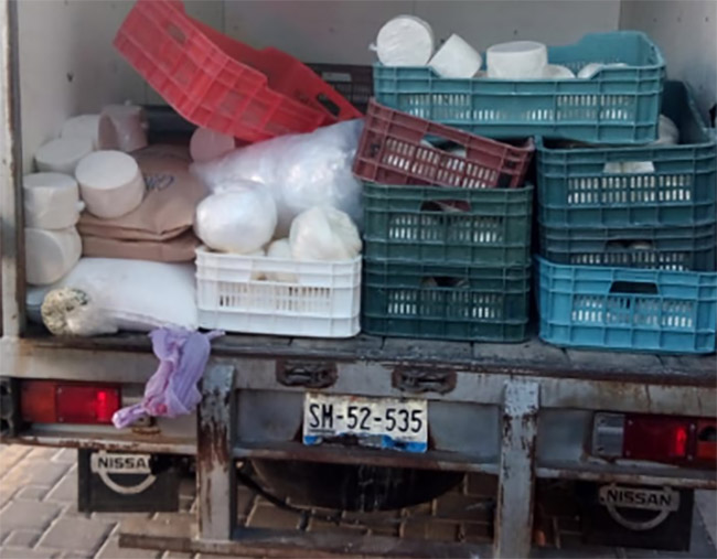 Ladrones abandonan camioneta cargada con lácteos en Tecamachalco